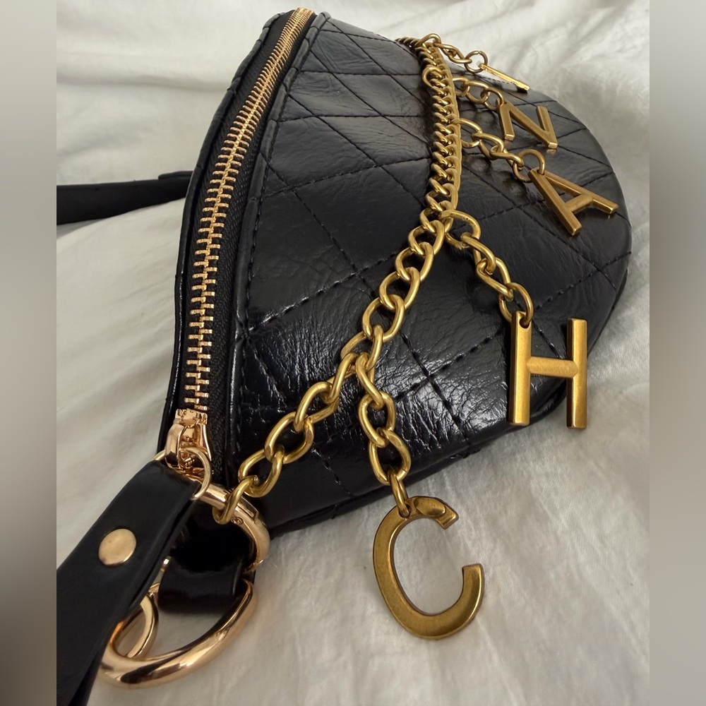 👑✅PRICE FIRM✅ Stylish Black Bum Shoulder Bag with Gold Brass Charms. NWOT - Picture 3 of 17